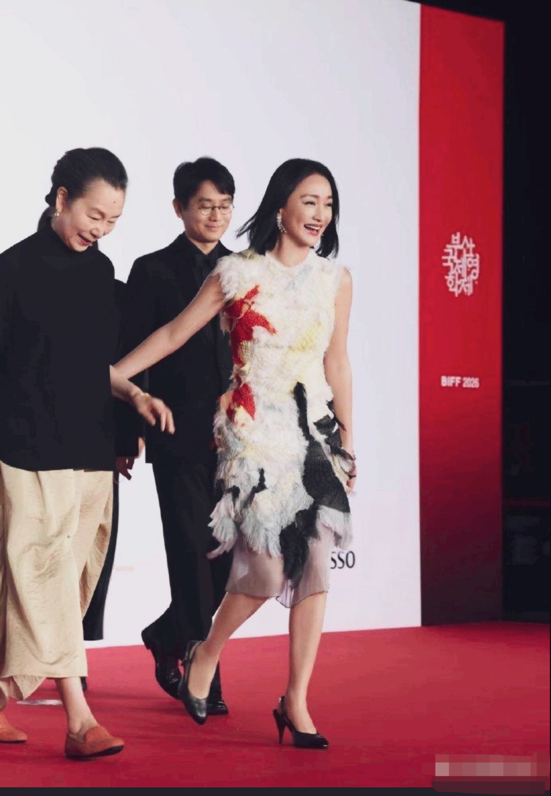 釜山电影节周迅牵手奚美娟红毯亮相，周迅脸颊圆润饱满，笑起来更是灵动可爱。奚美娟黑衣白裙气质优雅，笑容