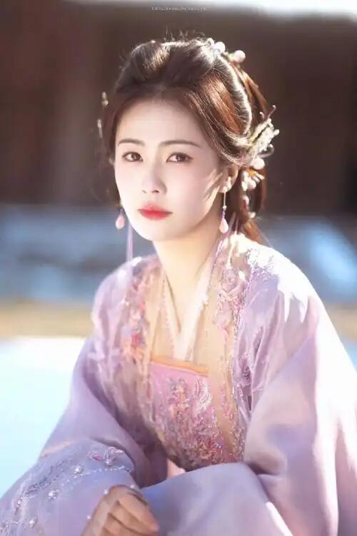 《临江仙》抢婚情节燃爆，白鹿陷入两难古装仙侠剧《临江仙》热度飙升，张百乔抢婚白鹿