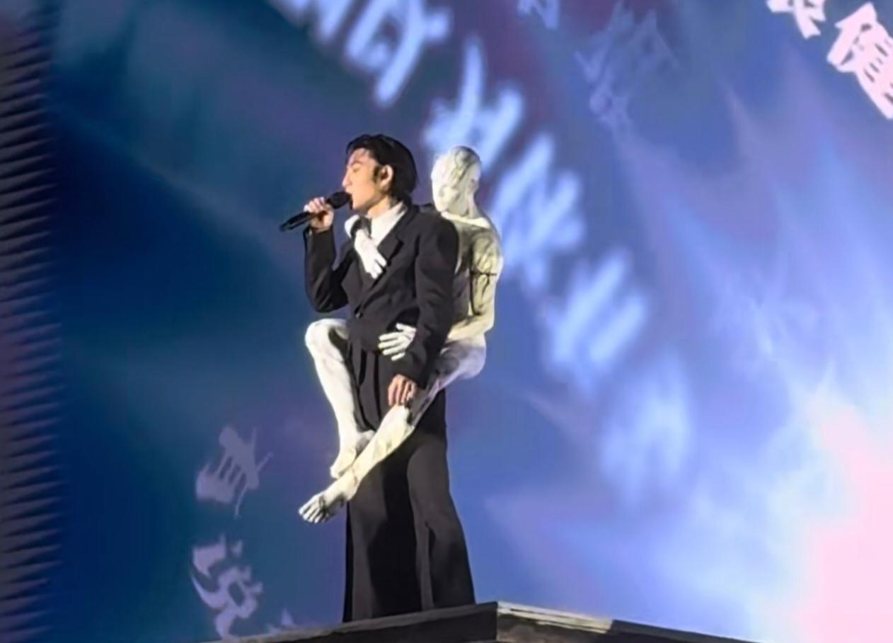 6月27日林宥嘉广州开唱，演绎《说谎》时，一尊裂纹人形道具环抱住他，视觉观感压抑