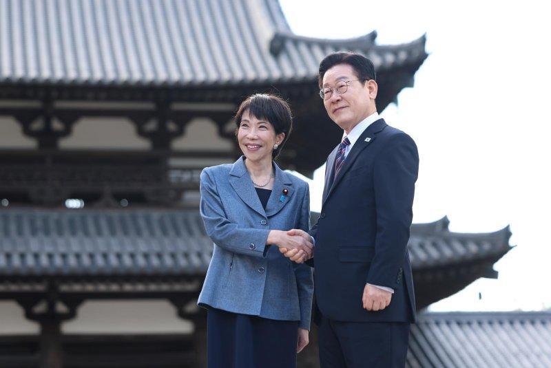谄媚至极！日本高市早苗被沦为国际社会的热议笑料！5月，高市早苗专程到访韩国，本