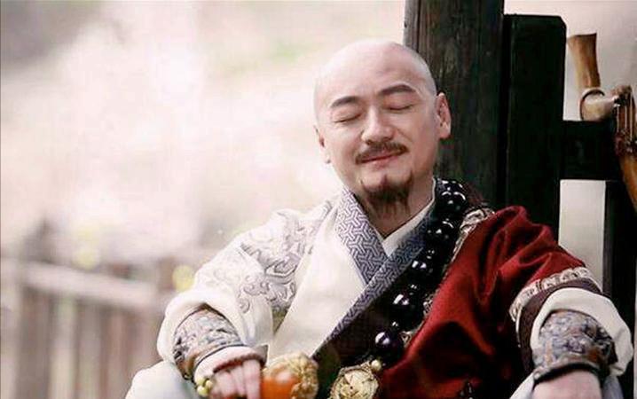 朱元璋在位时，他的大舅子叫郭德成，是个人精。有一次，朱元璋把他叫进宫，假意问道：