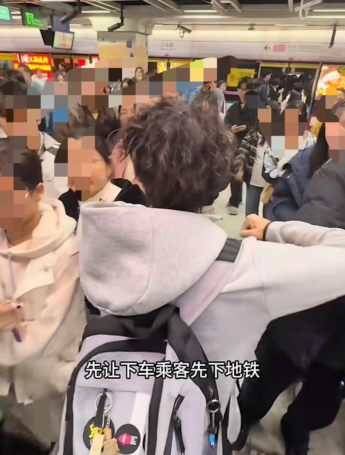 年轻人在地铁里，身体力行地倡导文明出行！看到几个视频，几位年轻人在地铁站里主