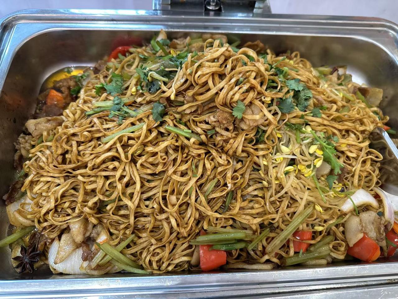 今天晚上吃的是自助餐，每位20块钱，炒饭炒面炒粉轮着来，荤菜素菜都配齐，