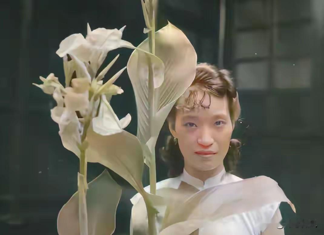 1935年，西康王刘文辉和妻儿的合影，妻子杨蕴光风姿绰约气质不凡这张泛黄的