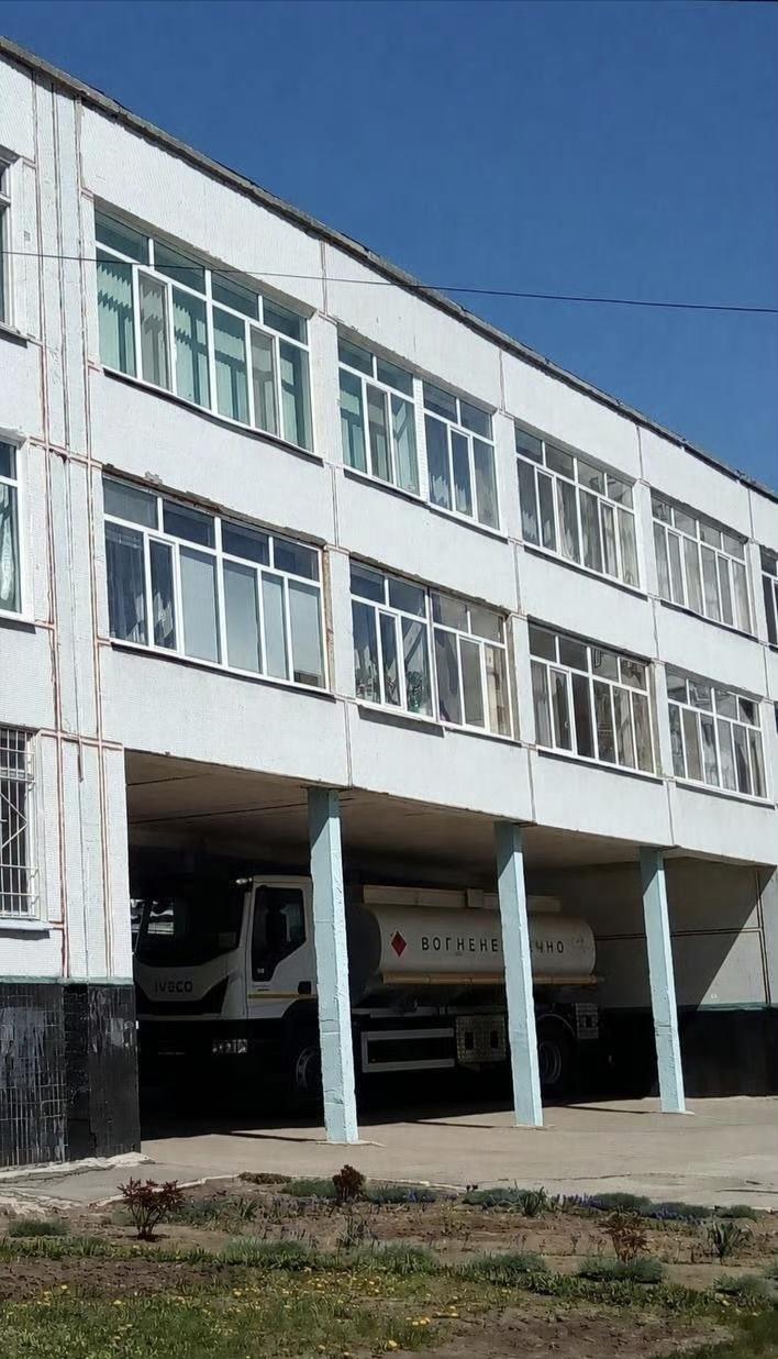 乌克兰哈尔科夫州，乌军将油罐车藏身在一所学校的楼下，以此来躲避乌军打击。这种事