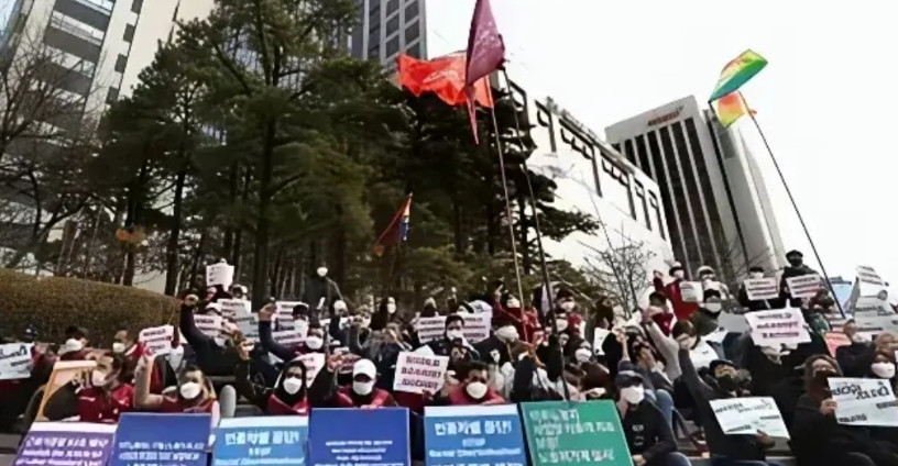 韩国以前靠跟中国做生意，出口中国高科技产品赚了几十年的钱，过了几十年好日子。现在