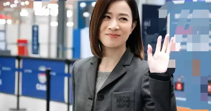 佘诗曼波波头真时髦! 灰色短西装+灰T+牛仔裤, 休闲洋气又高级!