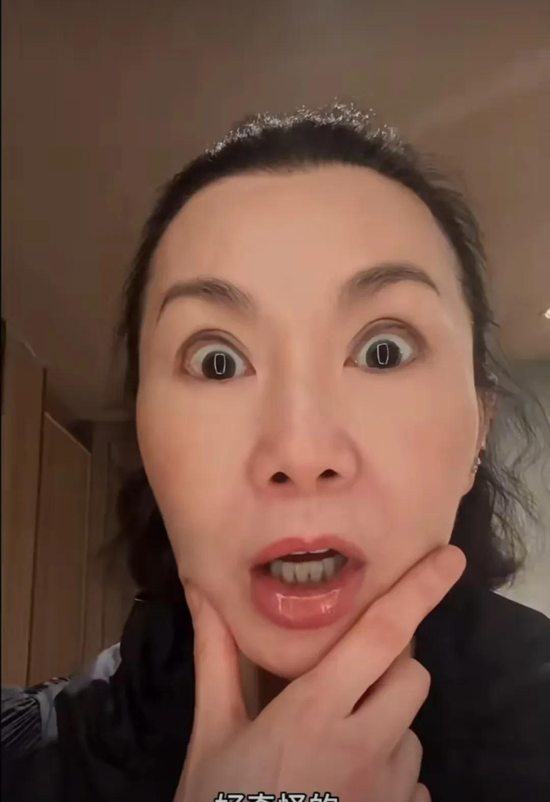 60岁的张曼玉重出江湖。有人不愿相信这是张曼玉，说她脸做了医美，唇做了丰唇。其实