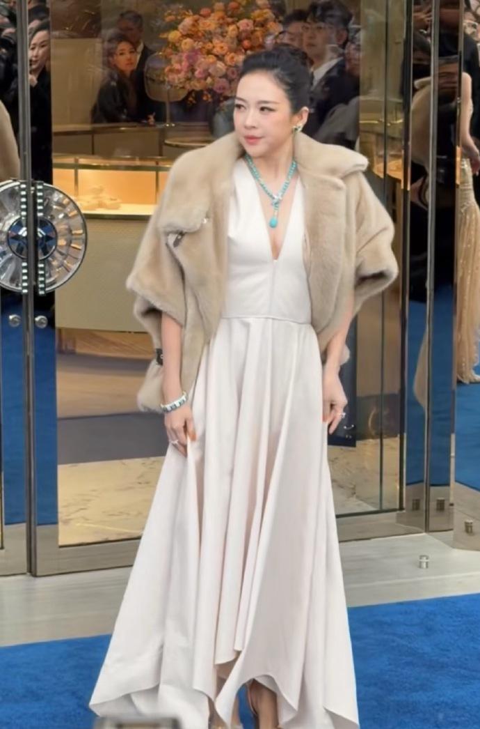 今天章子怡在出席时尚活动的时候搭配的很有高雅之美，也极具国际范儿，不愧是漂亮的国