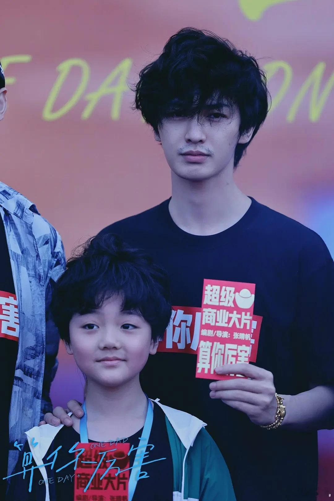 完了，内娱一旦开始打击粉底液男明星，很多人都变成了我认不出的样子。你们猜这是谁