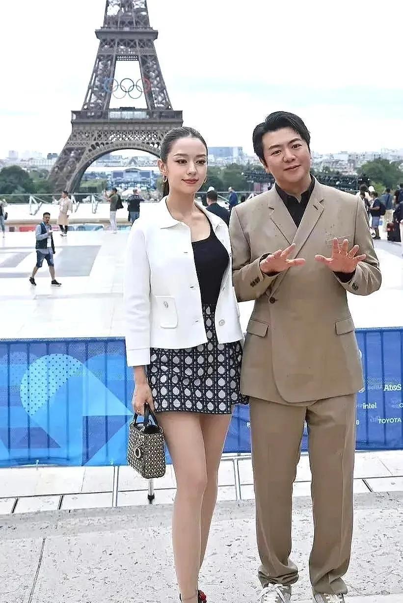 郎朗弹钢琴已经成习惯了，你看两口人照相双手都是弹钢琴的姿势，大家看看是不是啊！#