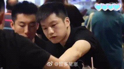 看到这个画面，你是不是像很多网友一样，觉得东东可以做吃播了？小嘴叭叭叭不停地在