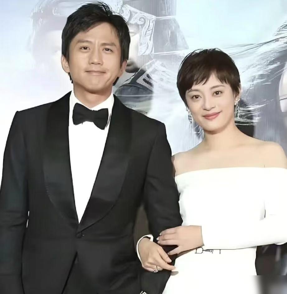 孙俪从不戴婚戒，邓超却十几年焊在手上，这婚变传闻到底哪句是真？你以为是感情破