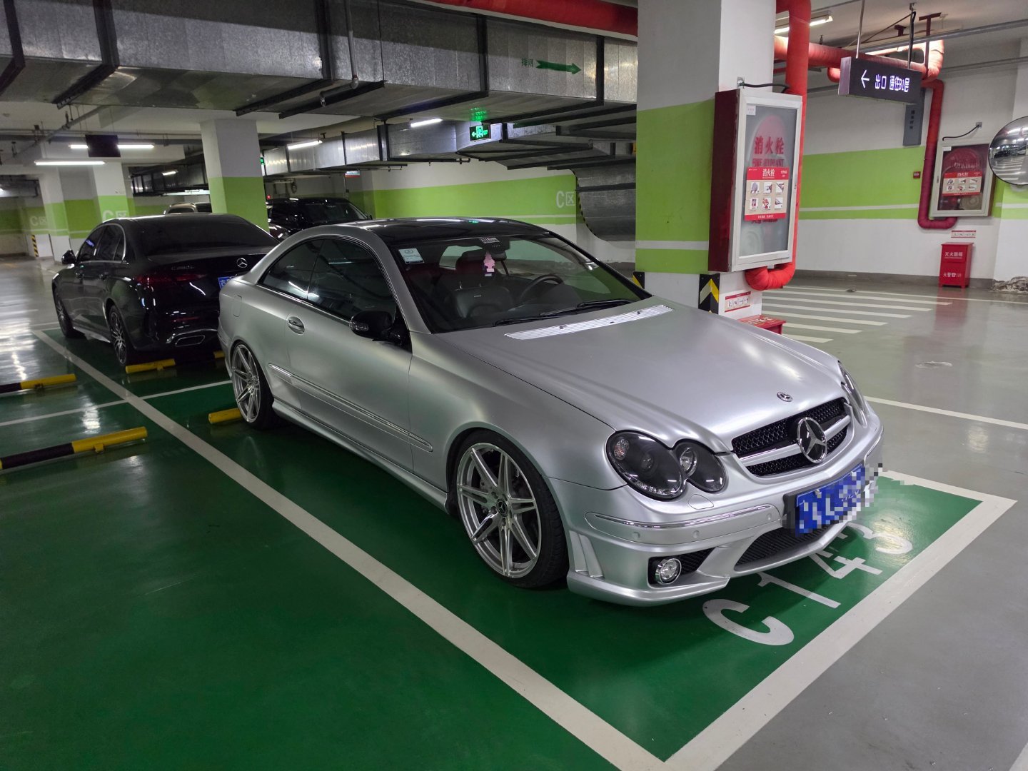 嘿，惊现CLK55AMG好像是唯一一台翼子板没V8LogoV8AMG？