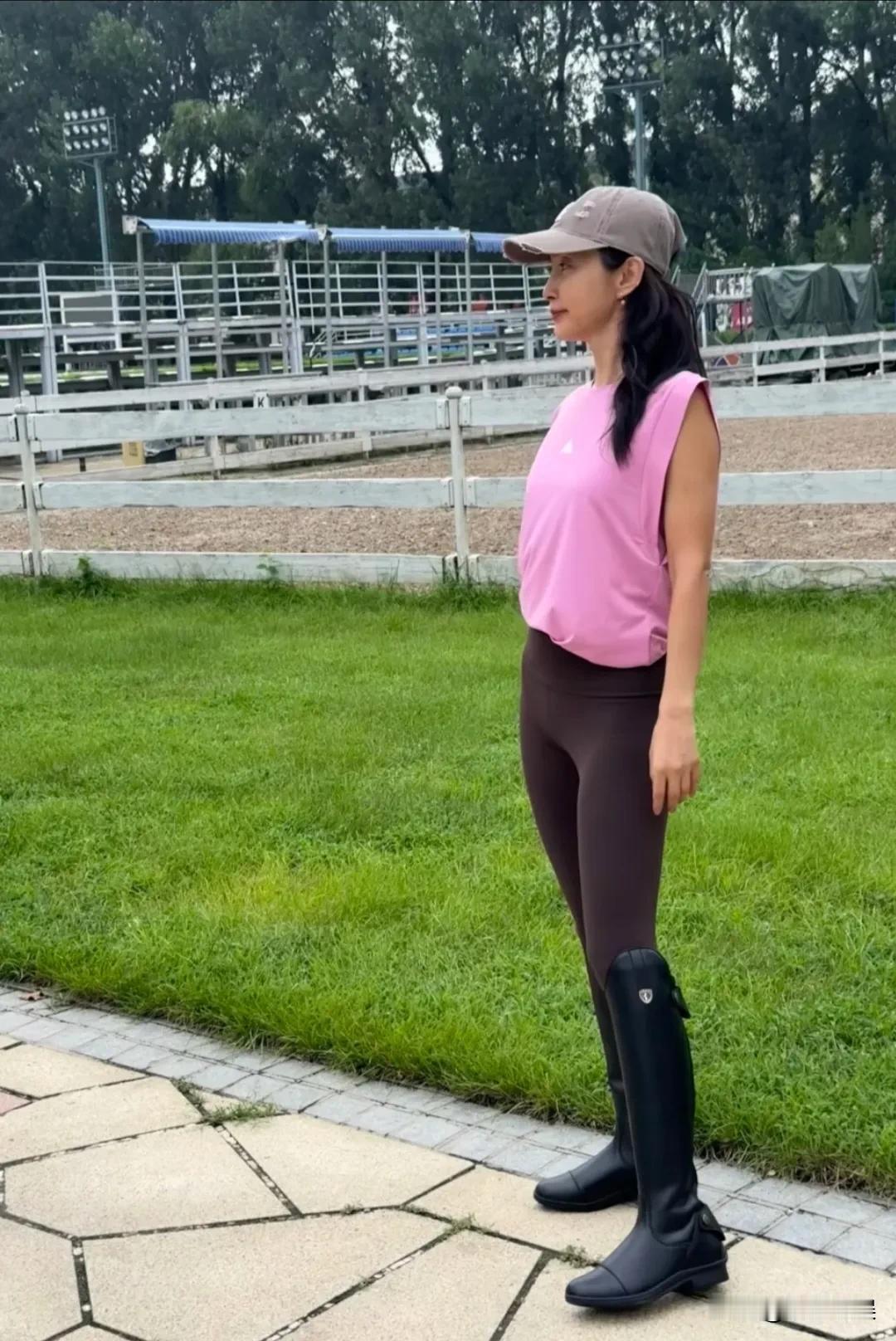原来娱乐圈真的有不老女神！大花李冰冰现身北京一马场，她五官明媚，小脸紧致，头发