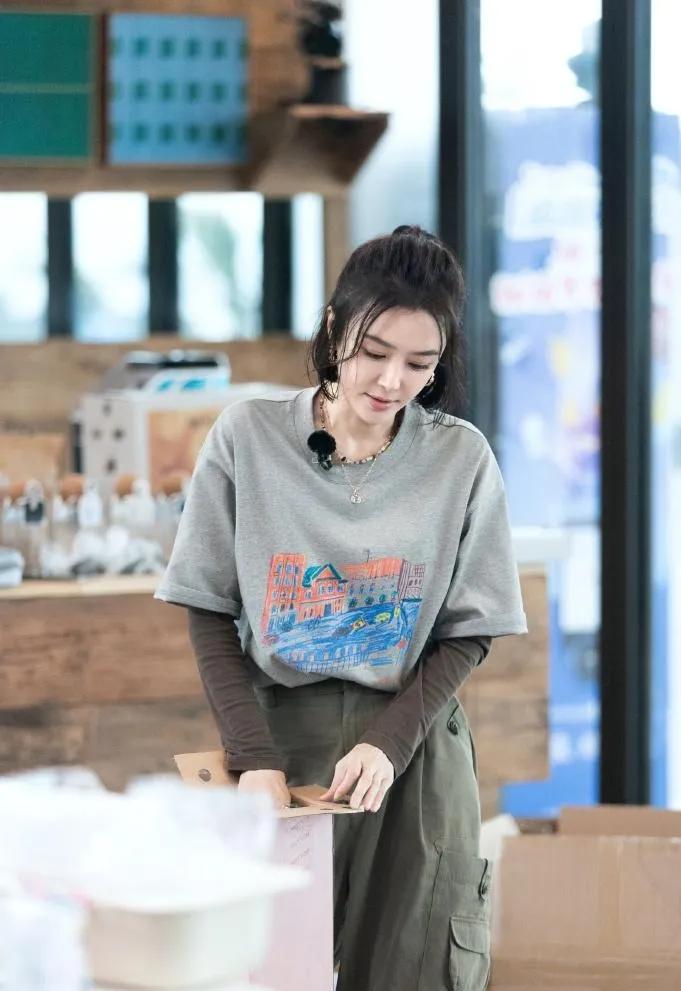 秦岚这状态是吃了防腐剂吧！✨半扎发慵懒随性，灰T恤配工装裤，简单又高级。姐姐