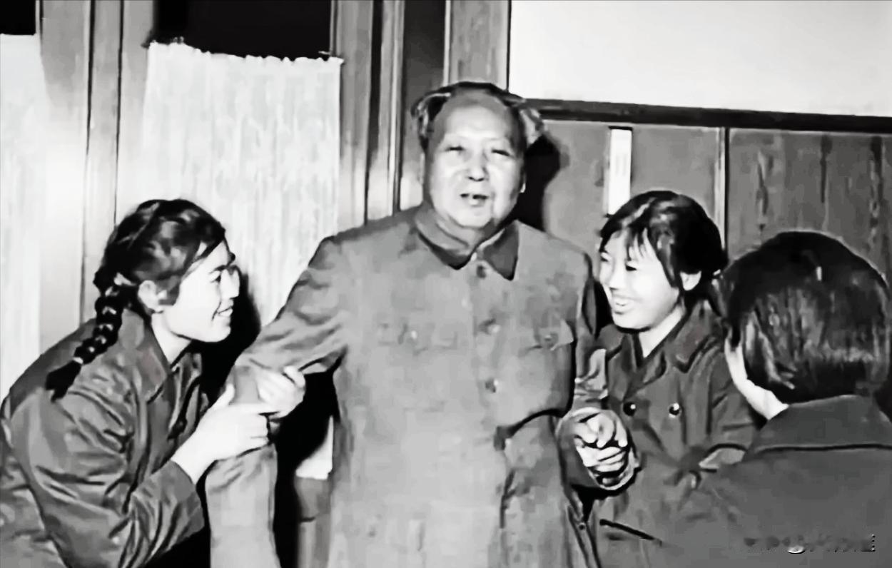 1969年12月26日，毛主席与基层解放军女兵代表在一起，亲切交谈，笑容满面，举