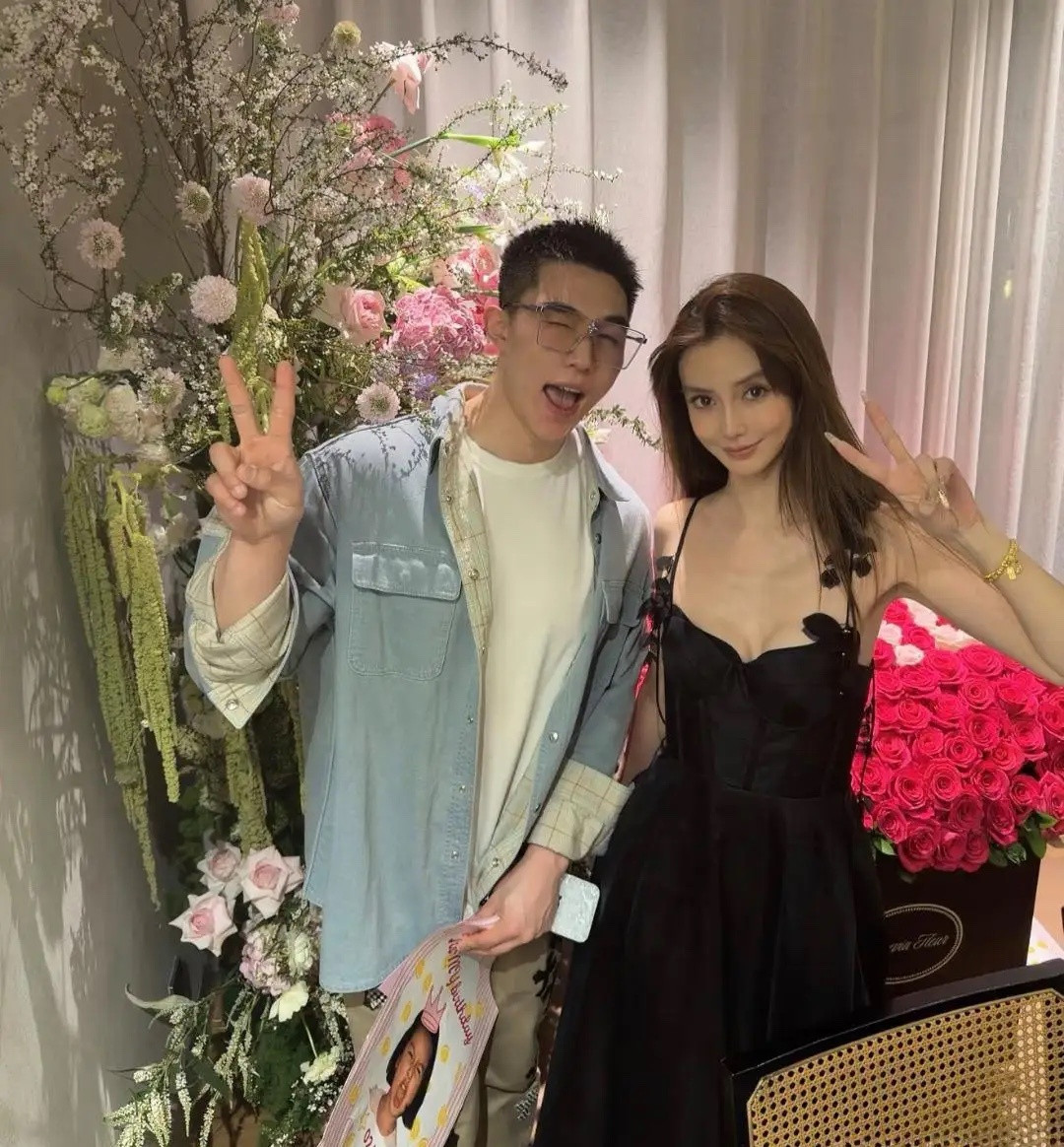 Angelababy杨颖和朋友们一起庆祝37岁生日，她化了精致的烟熏妆亮相，她穿