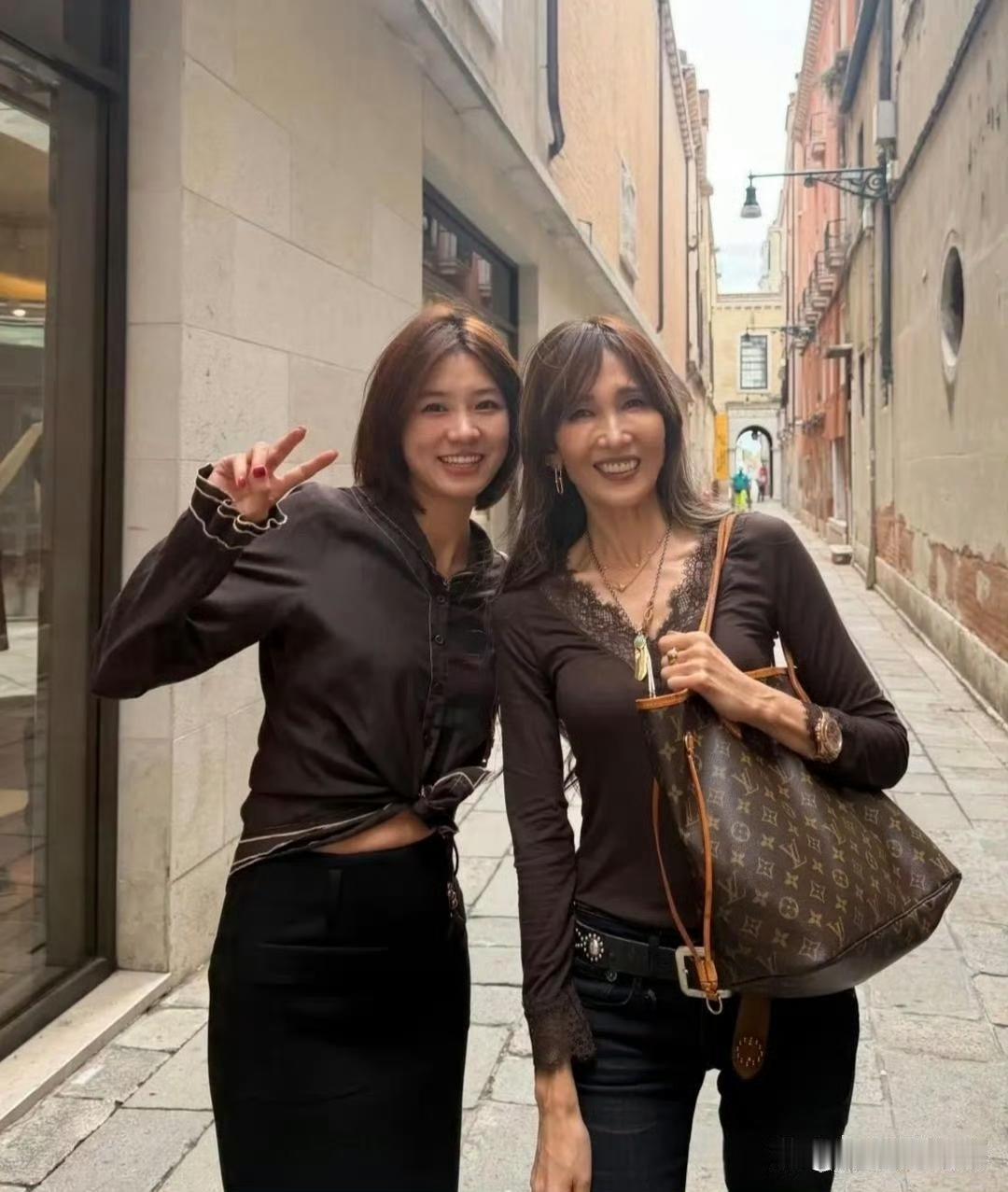 56岁的工藤静香在法国被偶遇，身材高挑纤瘦，穿搭时尚贵气，虽显年龄仍又美又飒。近