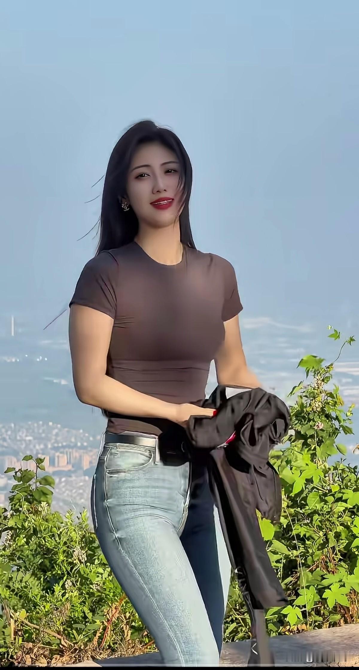 这女孩的状态真的绝了，五官精致身形也匀称，难怪不少男人看了直迷糊，就是女生