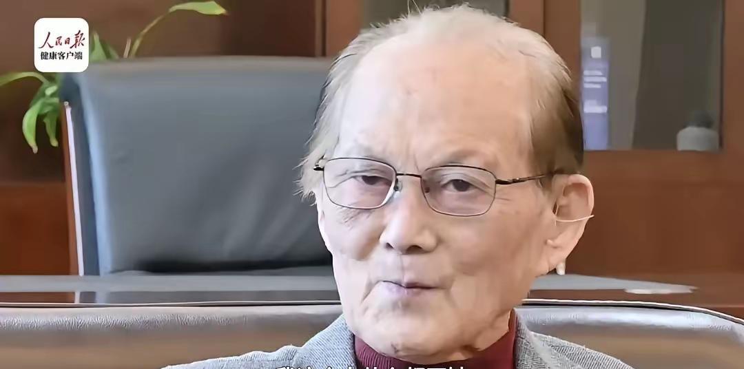 1980年，美国。一位女士正翻看来自国内的《光明日报》，不经意间，眼睛扫过一篇文