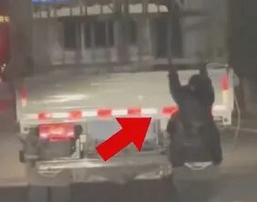 女子怀疑丈夫出轨 半夜挂货车车尾跟踪