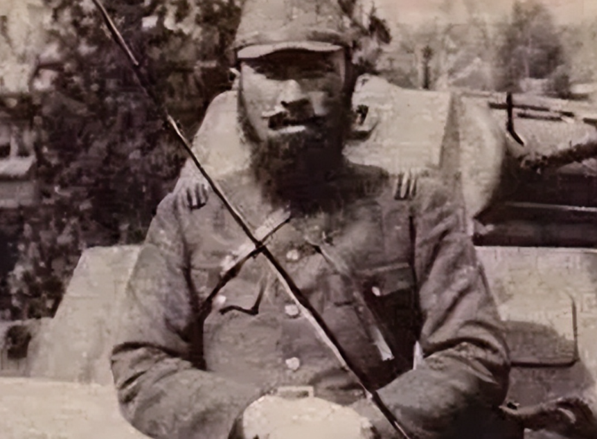 1939年，一日军军官对着中国士兵练枪法，接连射杀8人后，顿时引起周围日本士兵欢