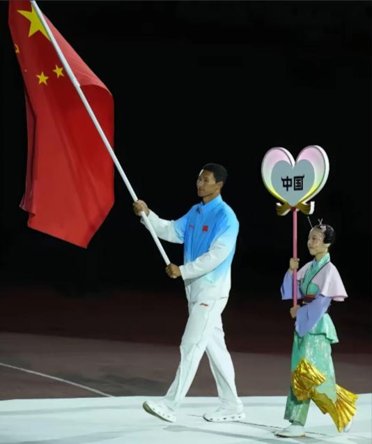 名古屋亚运会闭幕式，中国代表团一出场，我愣住了。不是因为金牌，而是那个画面—