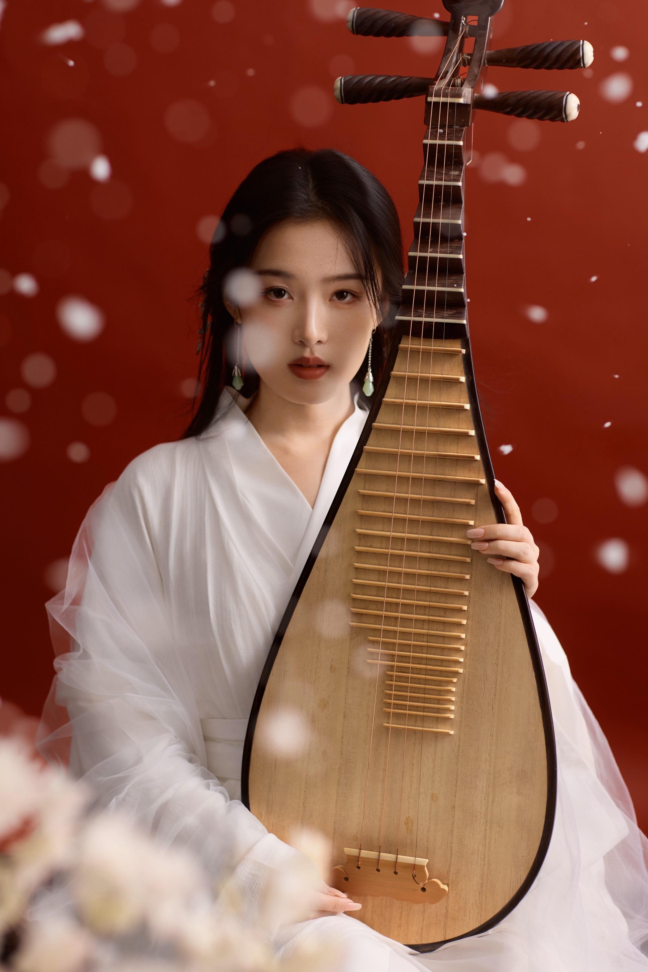 今天拍摄东方美学的意境之美——“她走在这片温热的红里，周身却浸着雪的清寒。”