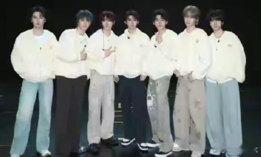时代少年团六周年演唱会还没开，全员发色先“炸”上热搜——462万阅读量+2600