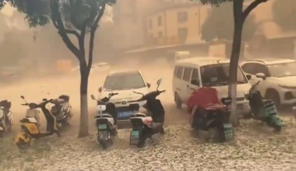 冰雹突袭昆明！20多年没见过这种天气了！4月24日晚，云南昆明嵩明县遭