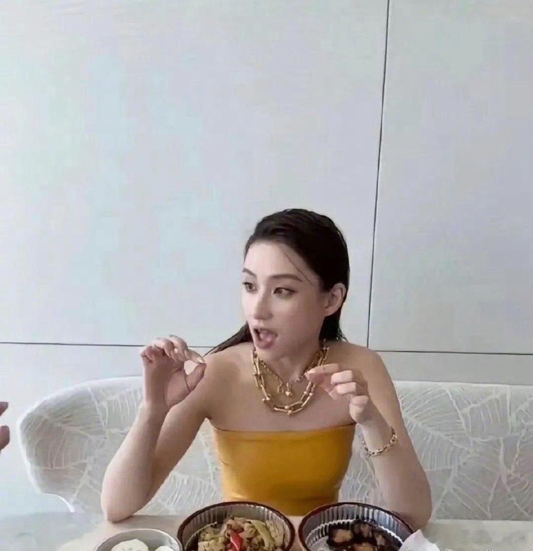 富二代何超莲的下午茶，贫穷限制想象了