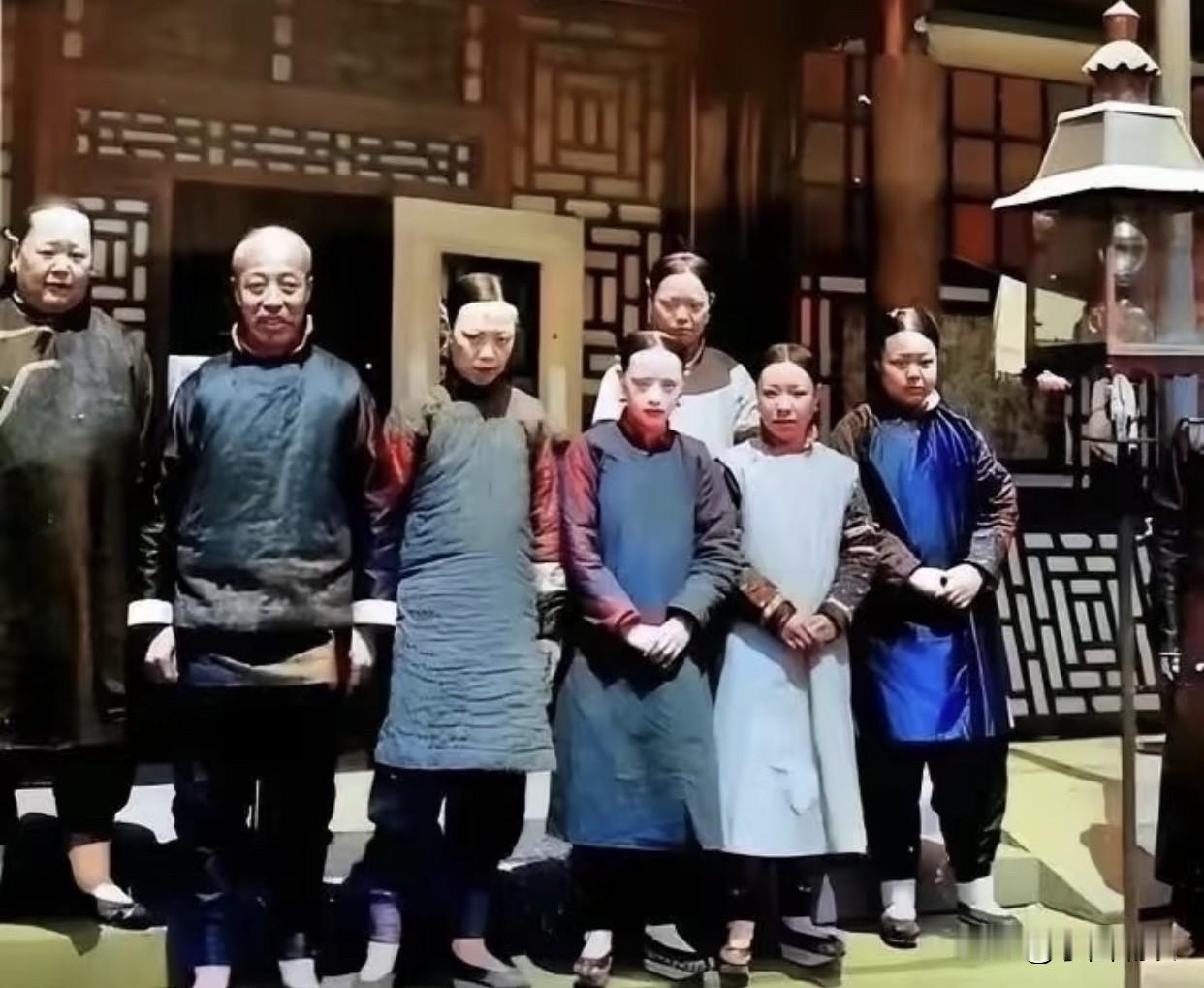 怪不得都说以前的地主老财个个都是三妻四妾，我数了数这三张照片里的人数，男人的妻妾