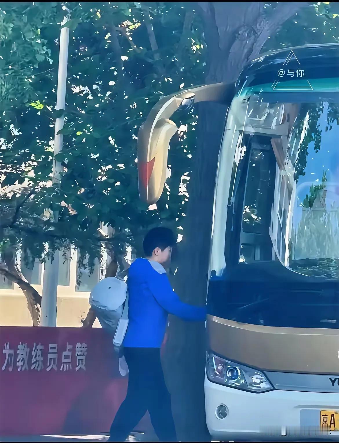 昨天是休息日，队友们都在享受成都封训后弥足珍贵的假日，逛街的逛街，休闲的休闲，而