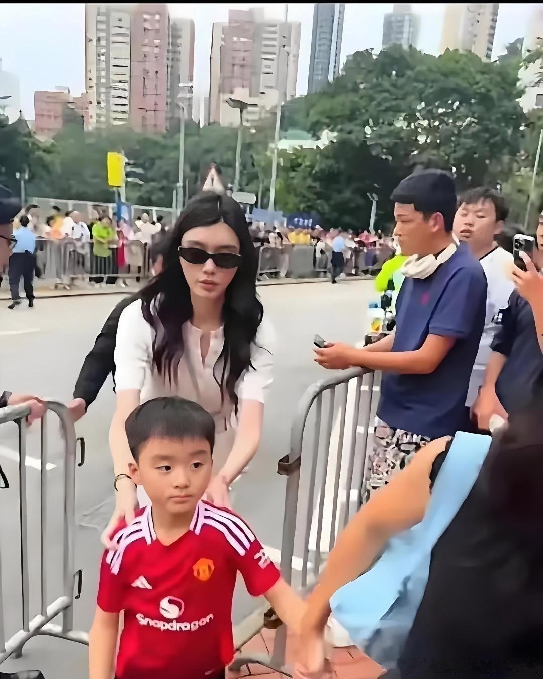 奚梦瑶儿子正脸终于露啦！这娃跟她年轻时简直一个模子刻出来的，尤其是那双超有辨识度