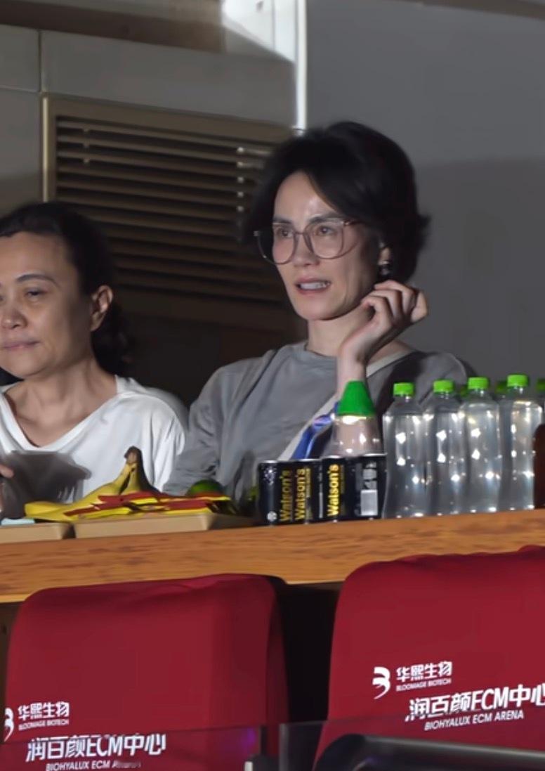 王天后像不像李谷一。哈哈哈哈哈哈哈哈哈。我今天在我家附近看到了两个五十多的大哥，