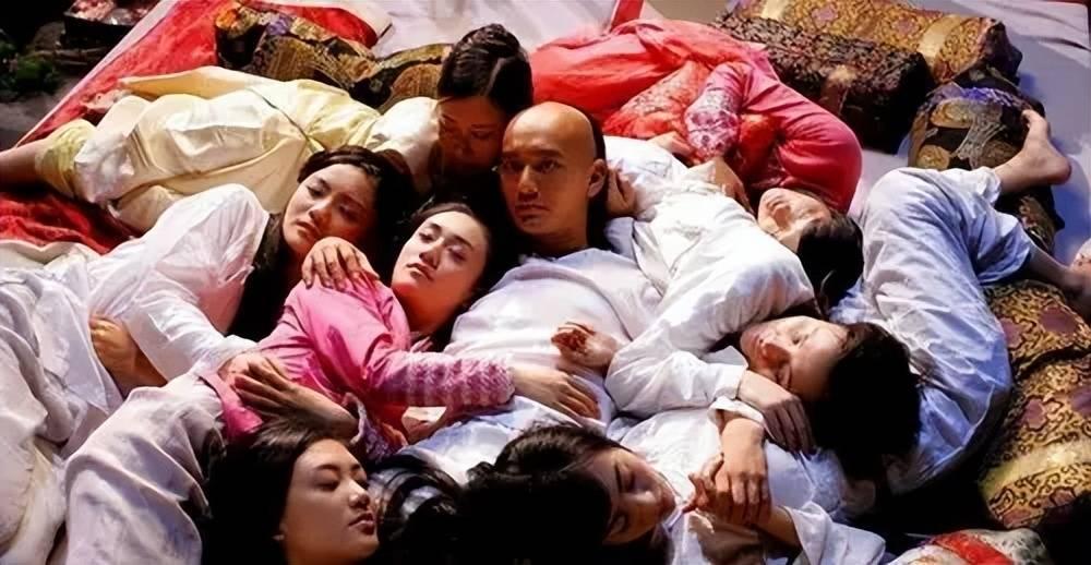在古代没什么娱乐活动，天一黑就造人，大户人家的正妻如果没有小妾，就会一直在怀孕、