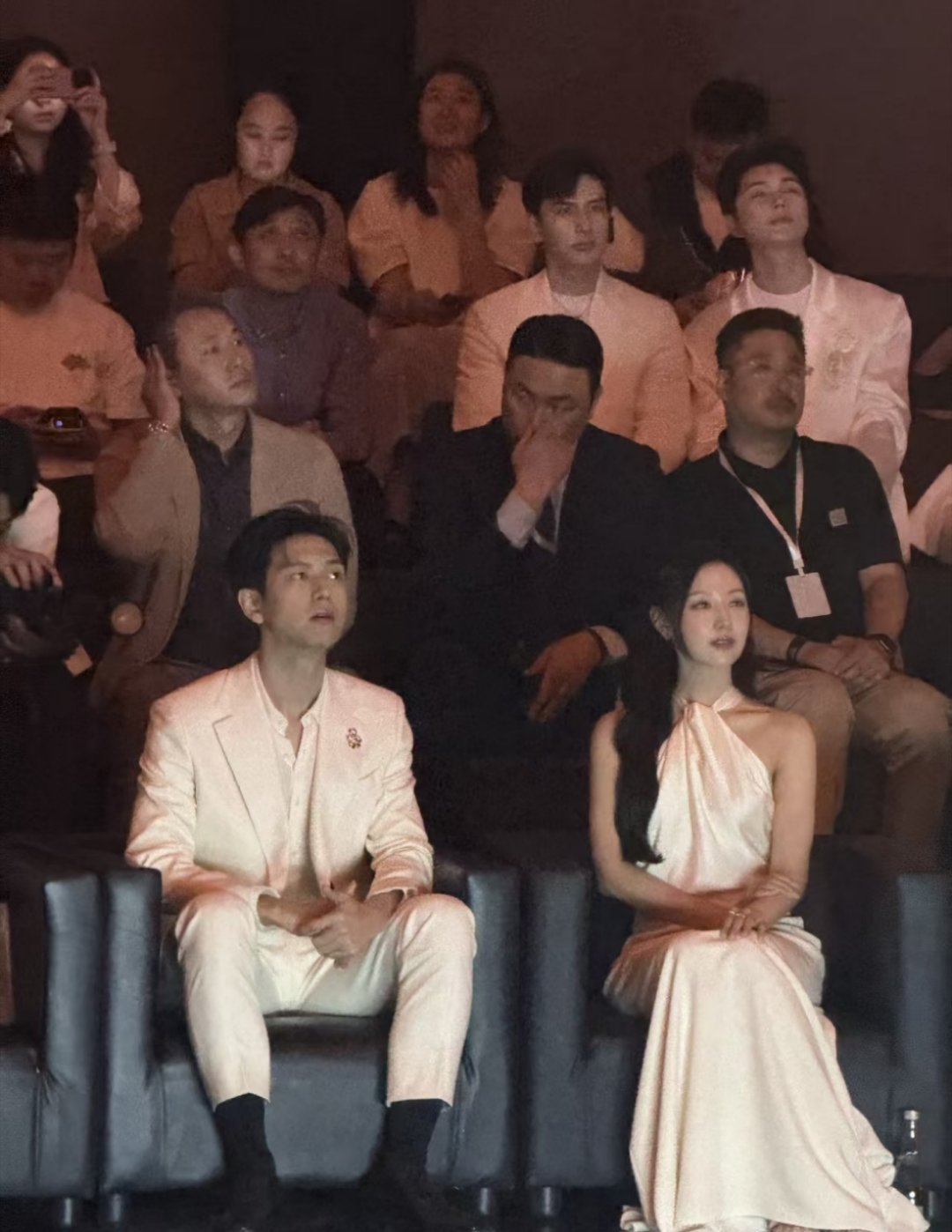 李现金智媛世纪同框李现这身高差和智媛刚好配两人对视那张图我能看一百遍​​​