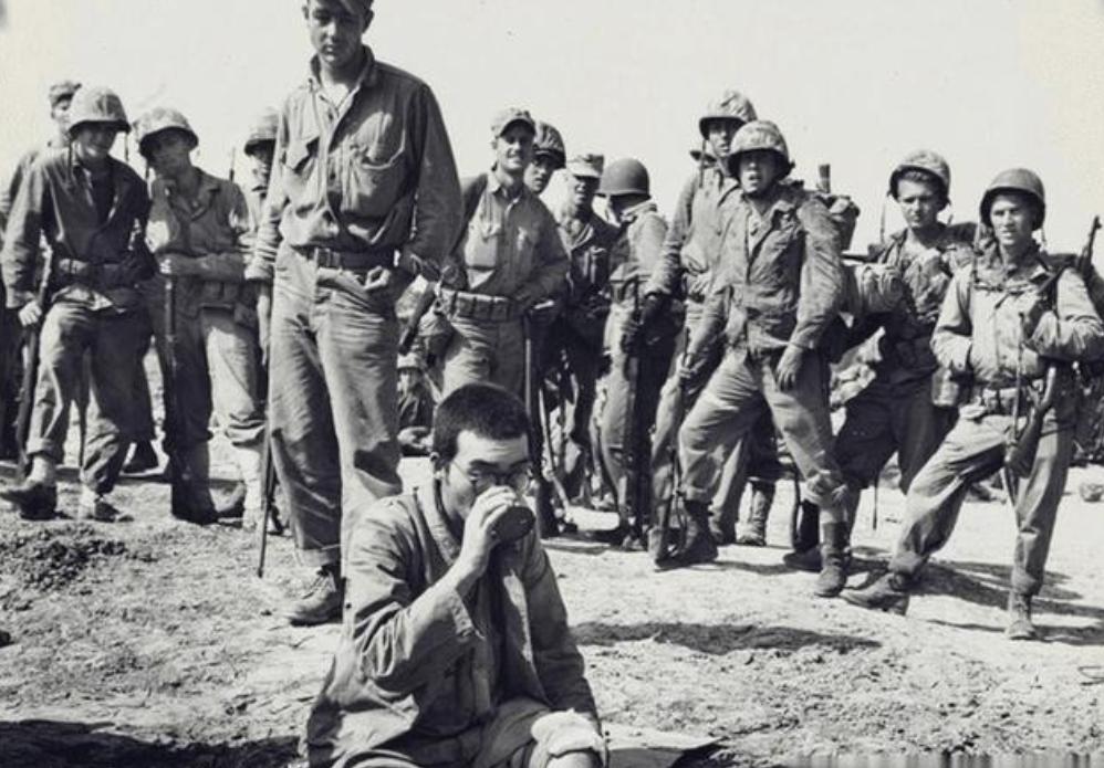 1944年，美军在日军尸体上发现了日军挥刀斩首澳大利亚陆军中士伦纳德的照片，照片