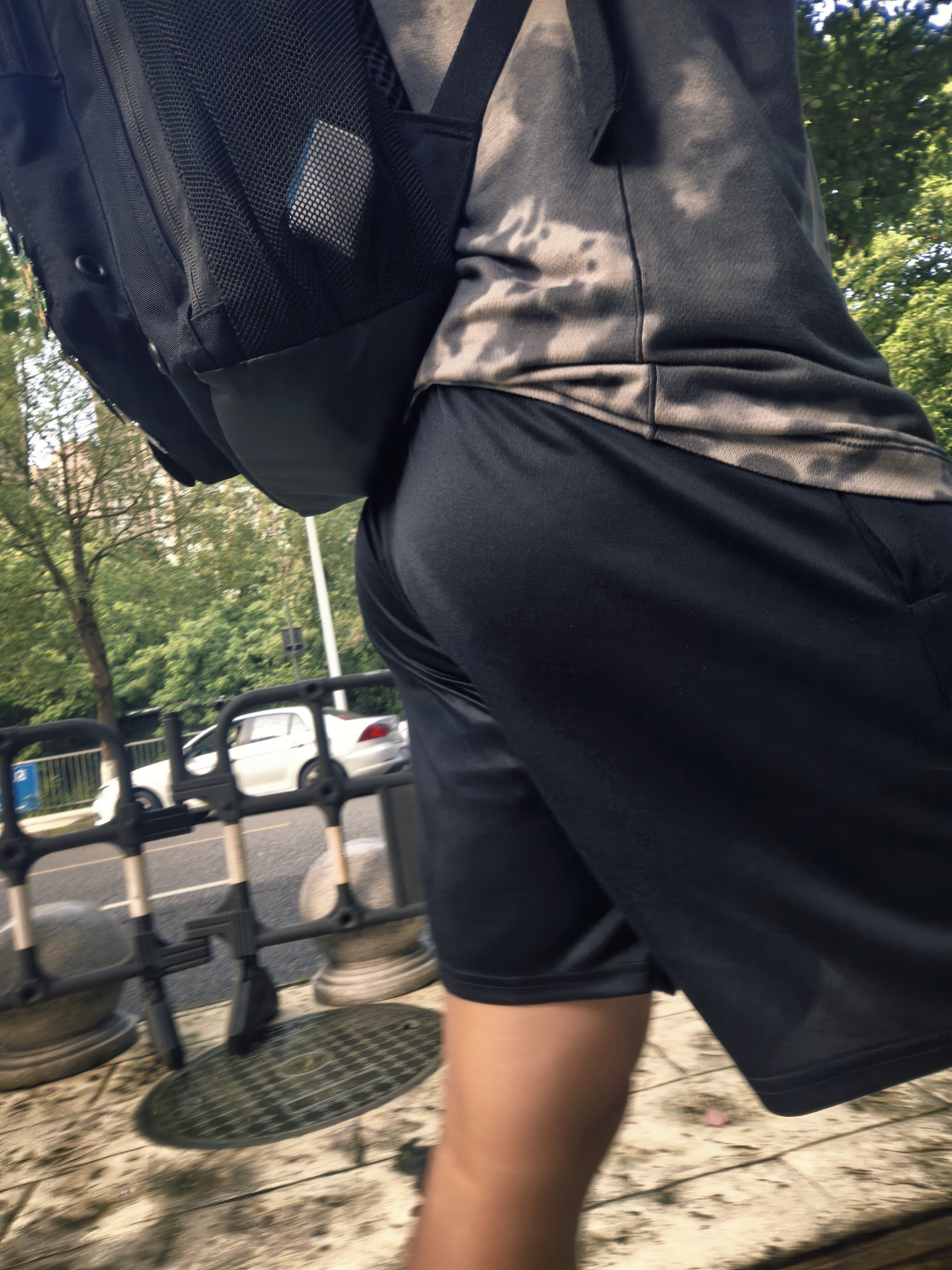我也不知道为什么，只要一背包，衣服下摆就会自动叠在这里卡住
