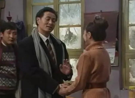 1992年，英达打电话给张国荣说：“《我爱我家》里有一场戏，需要你来露脸一下，