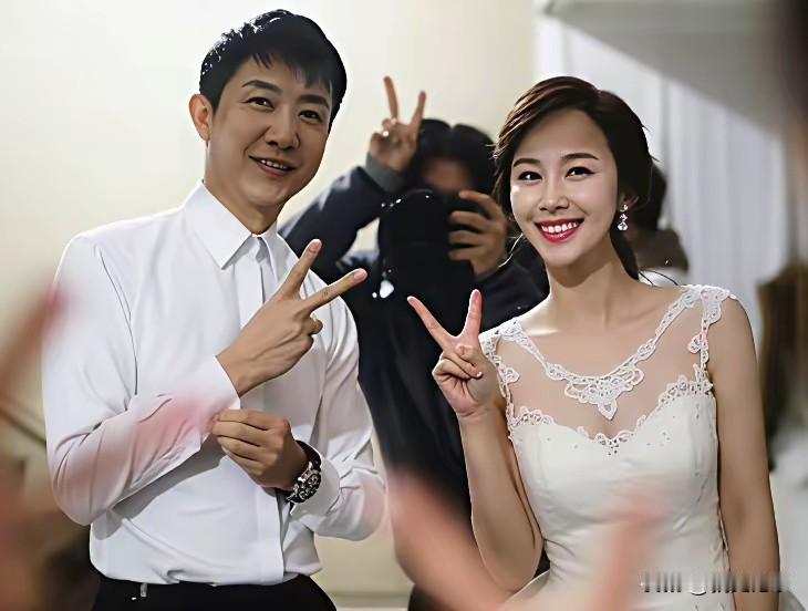 鄢颇与妻子李呈媛同框，两段感情，两段娱乐圈浮沉往事。镜头下，鄢颇身穿简约白衬衫，