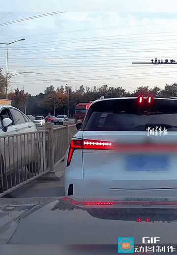 彻底解释不清了！夫妻俩在下班路上等红灯，结果右边有辆车想变道过来，夫妻俩让了，