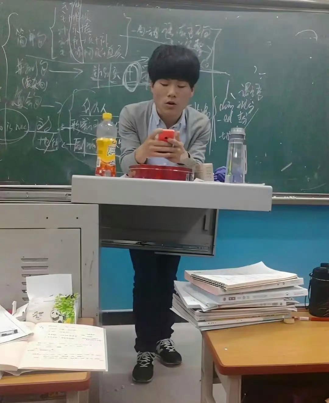 能看出来画面上这个有点青涩的人是董宇辉吗？从他的穿衣风格上来看，非常符合当时的社