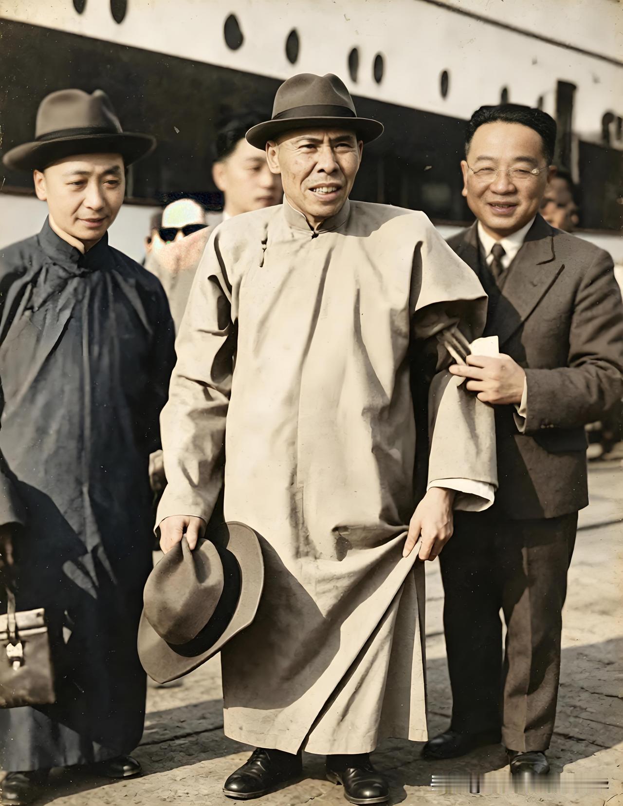 1949年上海码头，民国上海青帮最重要领袖杜月笙，离开上海滩最后留影1949年