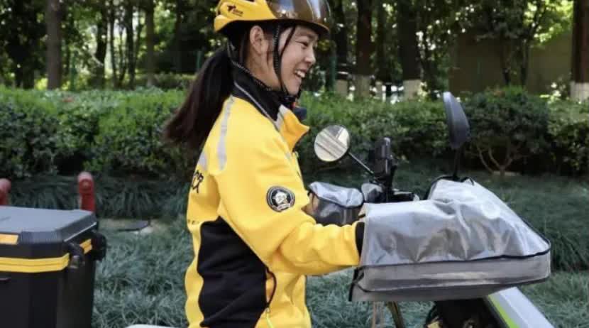 令人感动！2025年4月20日报道，浙江杭州，一女子送外卖7年，跑了73000多
