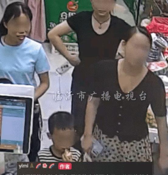 “白嫖上瘾了？”近日，湖南，妈妈带着两个孩子去水果店买水果，看到剥好的榴莲，就给