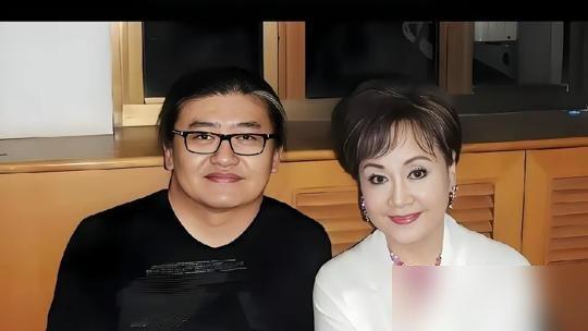 2011年那张同框照，刘欢刚做完股骨头手术，脸色灰白，走路都得人扶。旁边李谷一腰板笔直，笑得满脸红光