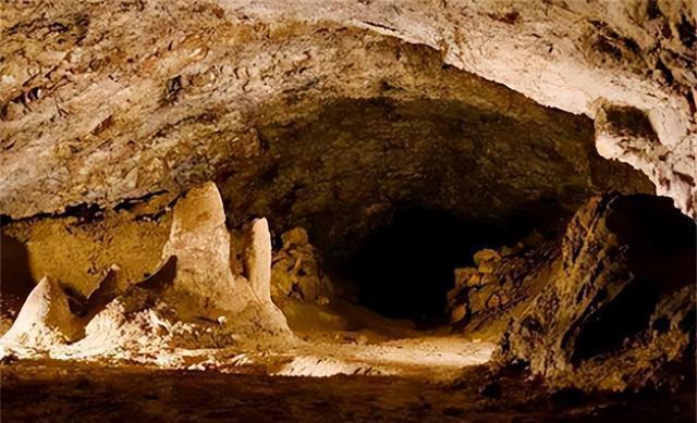 1945年农民上山打猎，意外发现山洞，里面竟藏有一箱箱军火猎枪未中，野兔逃窜