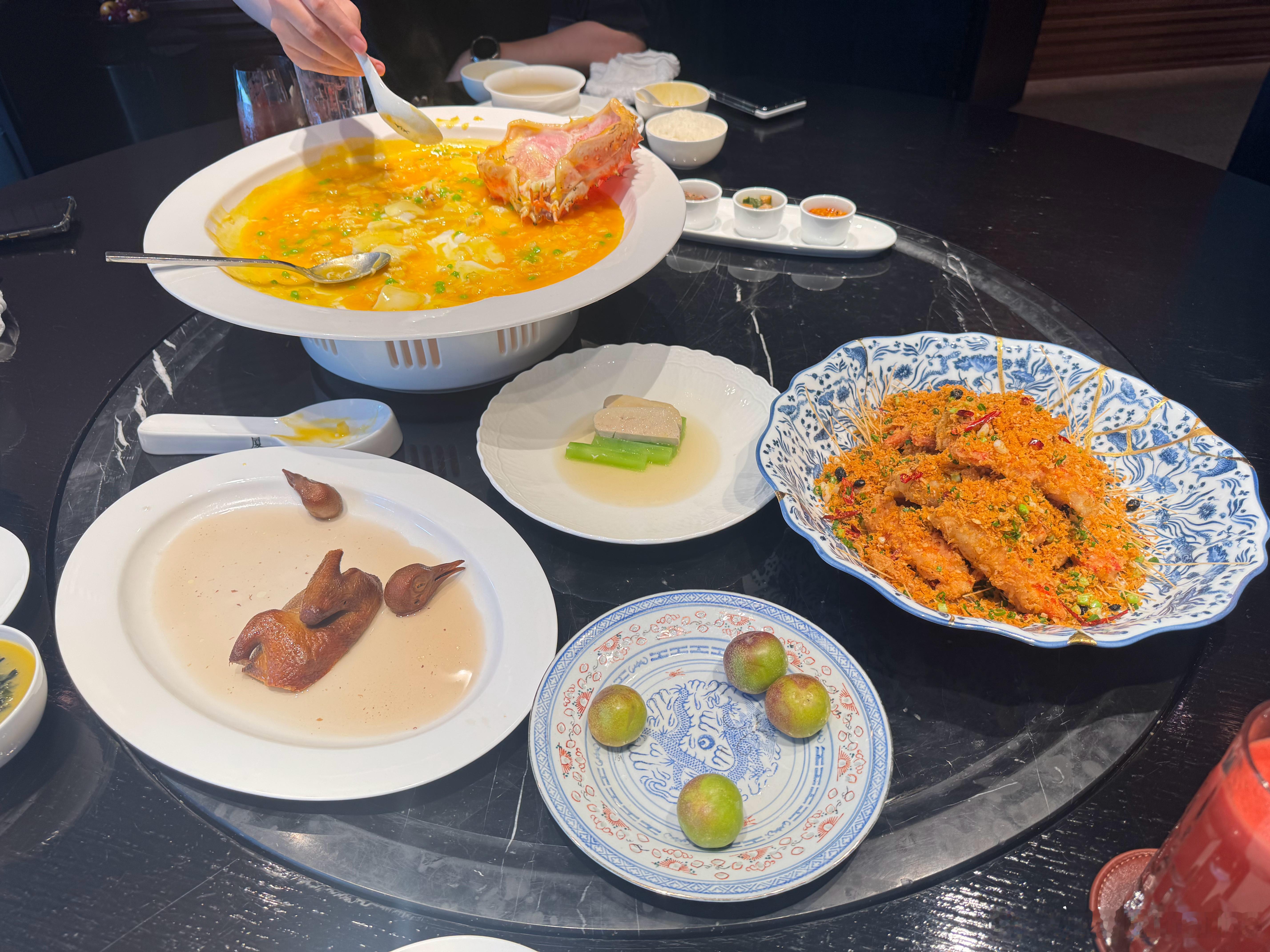回来和朋友们约饭，有朋友特地从福州开车到厦门，本来说简单吃点，结果我蹭了一顿黑珍珠餐厅的帝王蟹。心情
